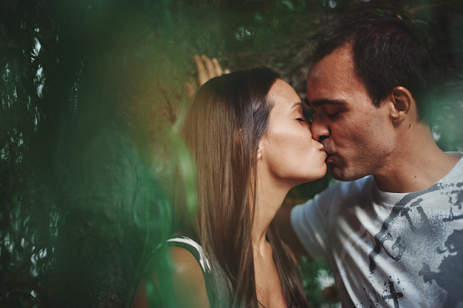 northern va wedding photographer : old town engagement : couple kissing