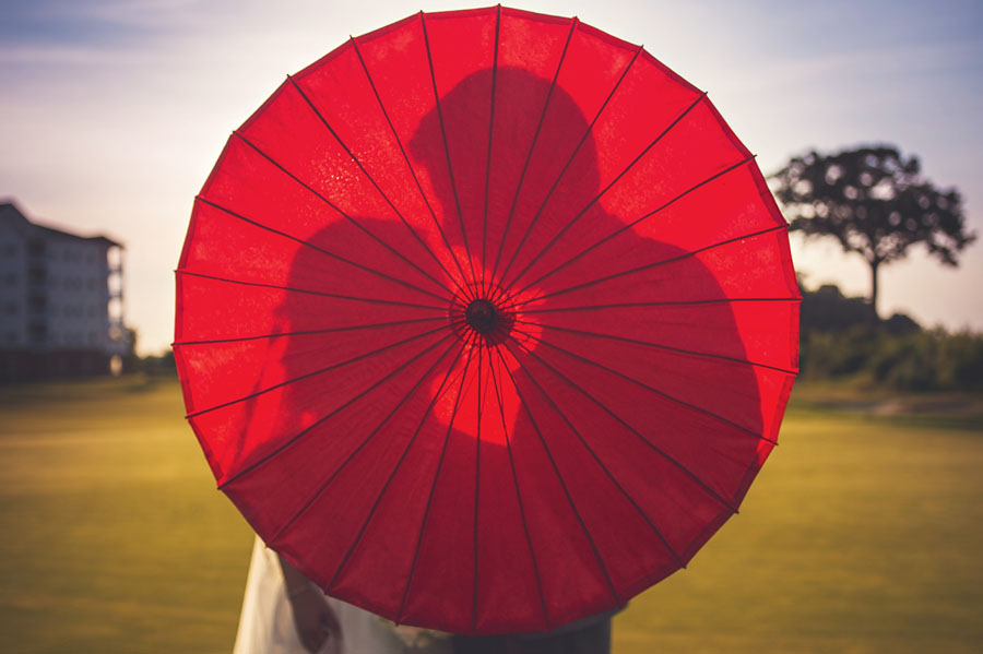 01 creative wedding portrait umbrella 11