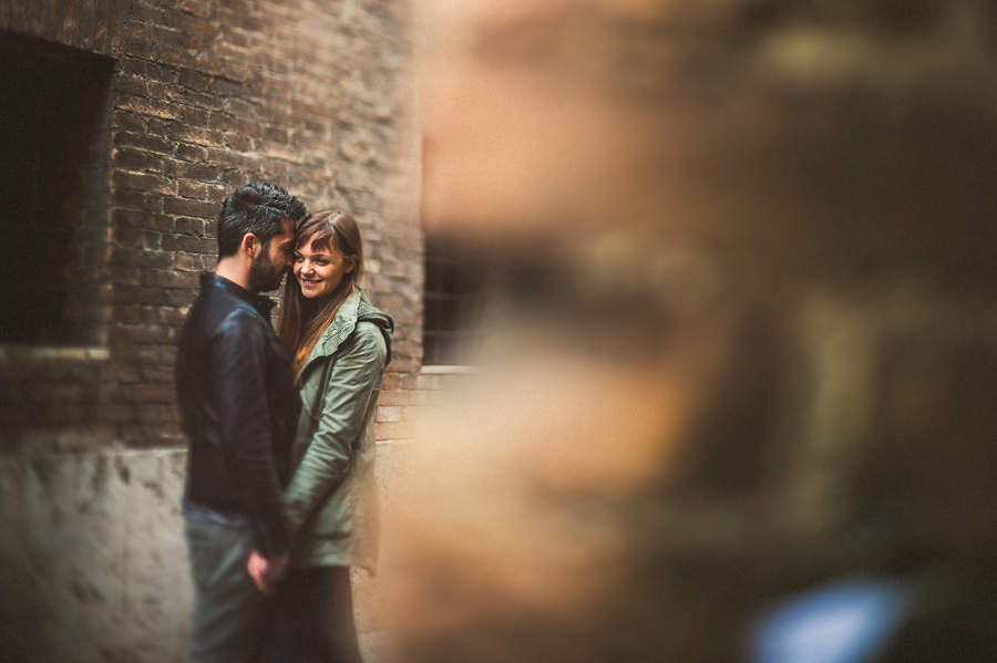 freelensed portrait of couple in siena