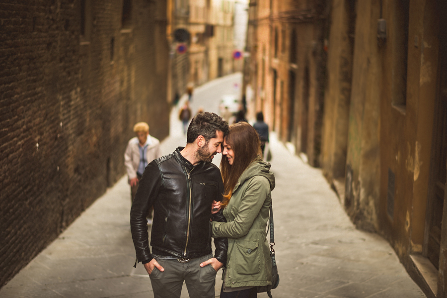 engagement session in siena italy