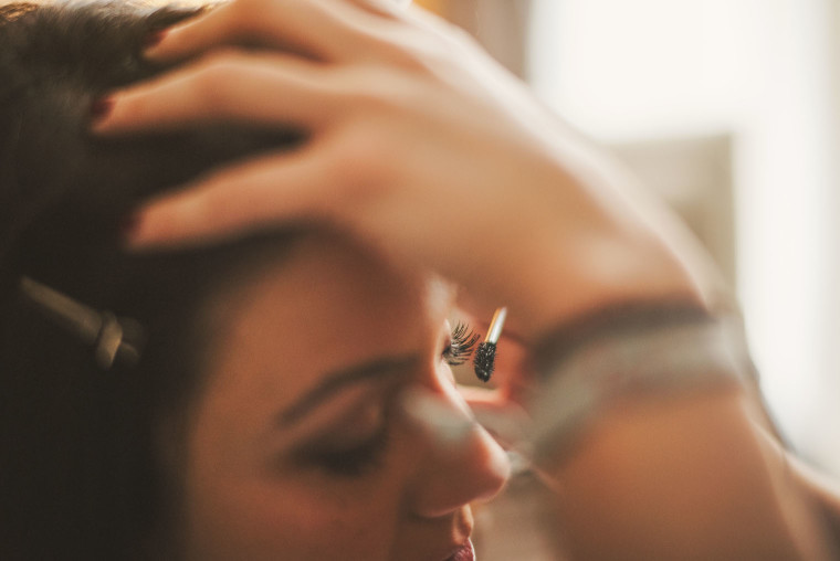 07 bride getting ready with eye lashes close up