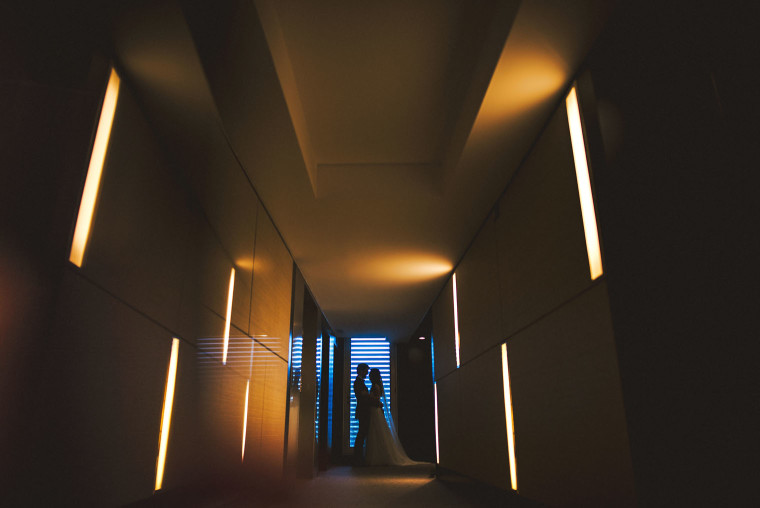 16 dramatic modern hallway bride and groom photo