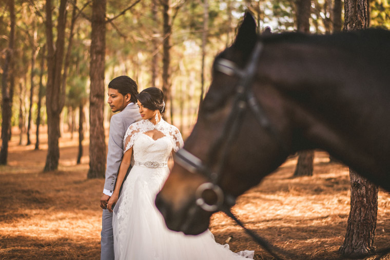 10 bride and groom with horse