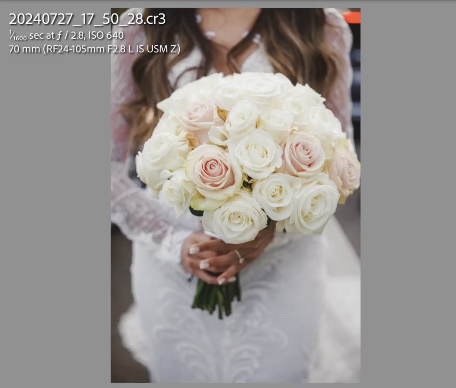 A bride in a white dress holds a bouquet of white and pale pink roses, with camera settings displayed at the top of the image.